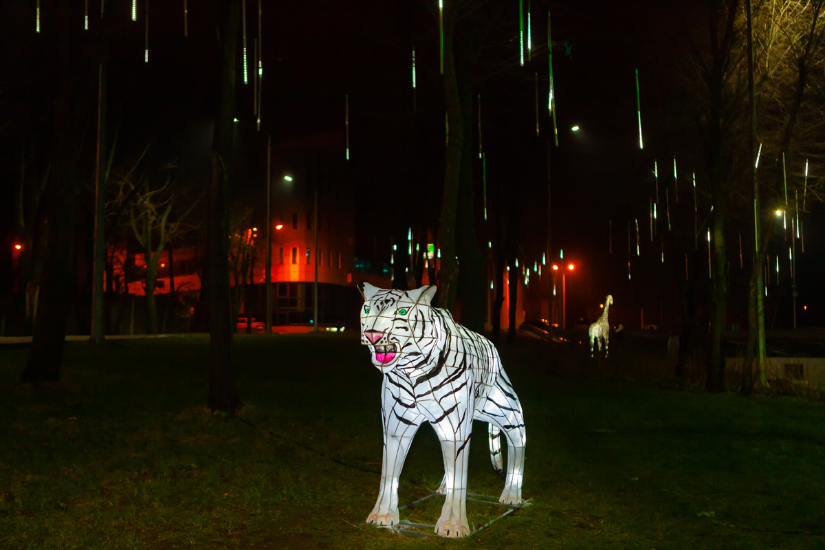 Тигр охраняет вход в парк