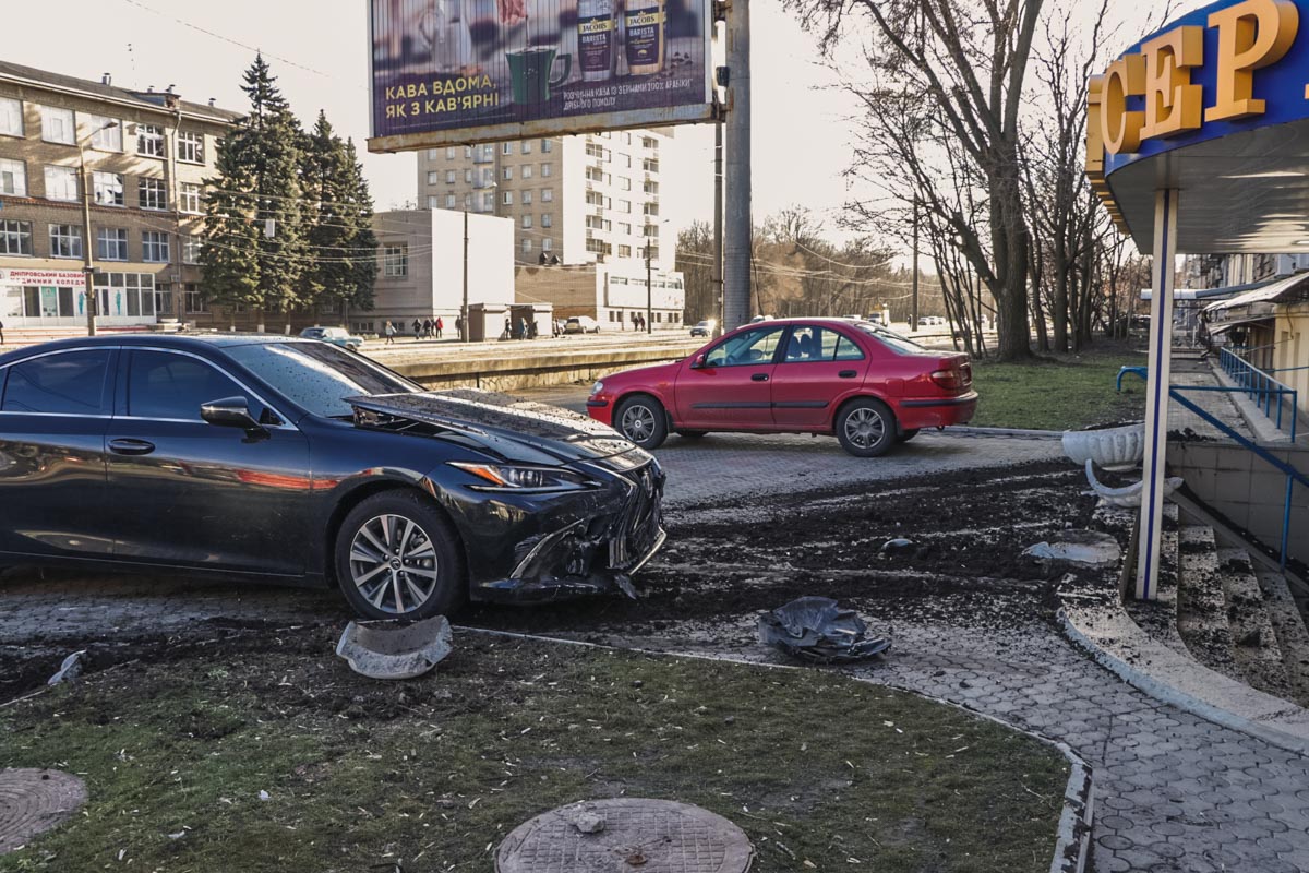 На улице Леонида Стромцова произошла авария с участием Lexus и Peugeot