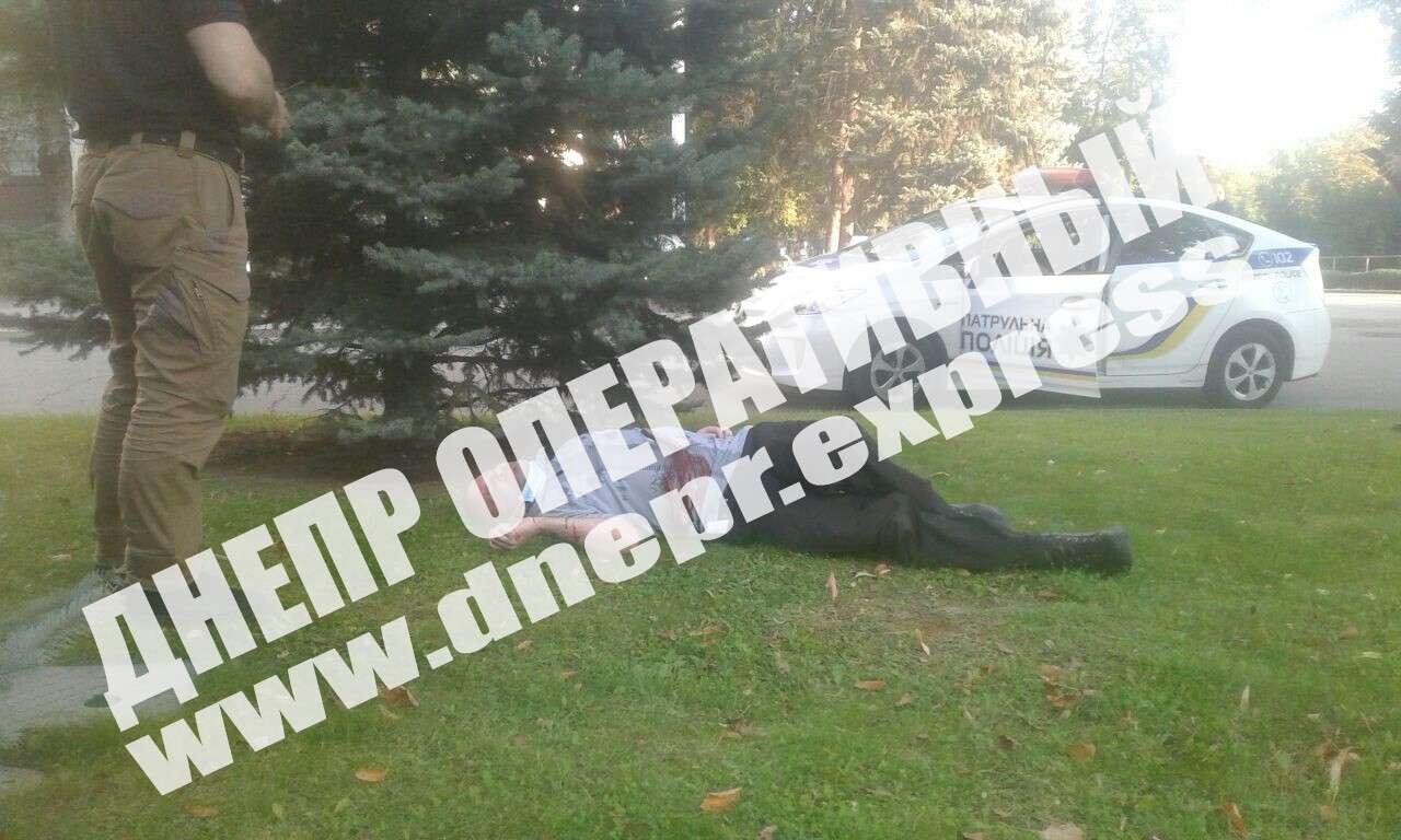 В Днепре возле ДнепрОГА мужчина пырнул себя ножом в живот и протестовал против Зеленского (Фото)