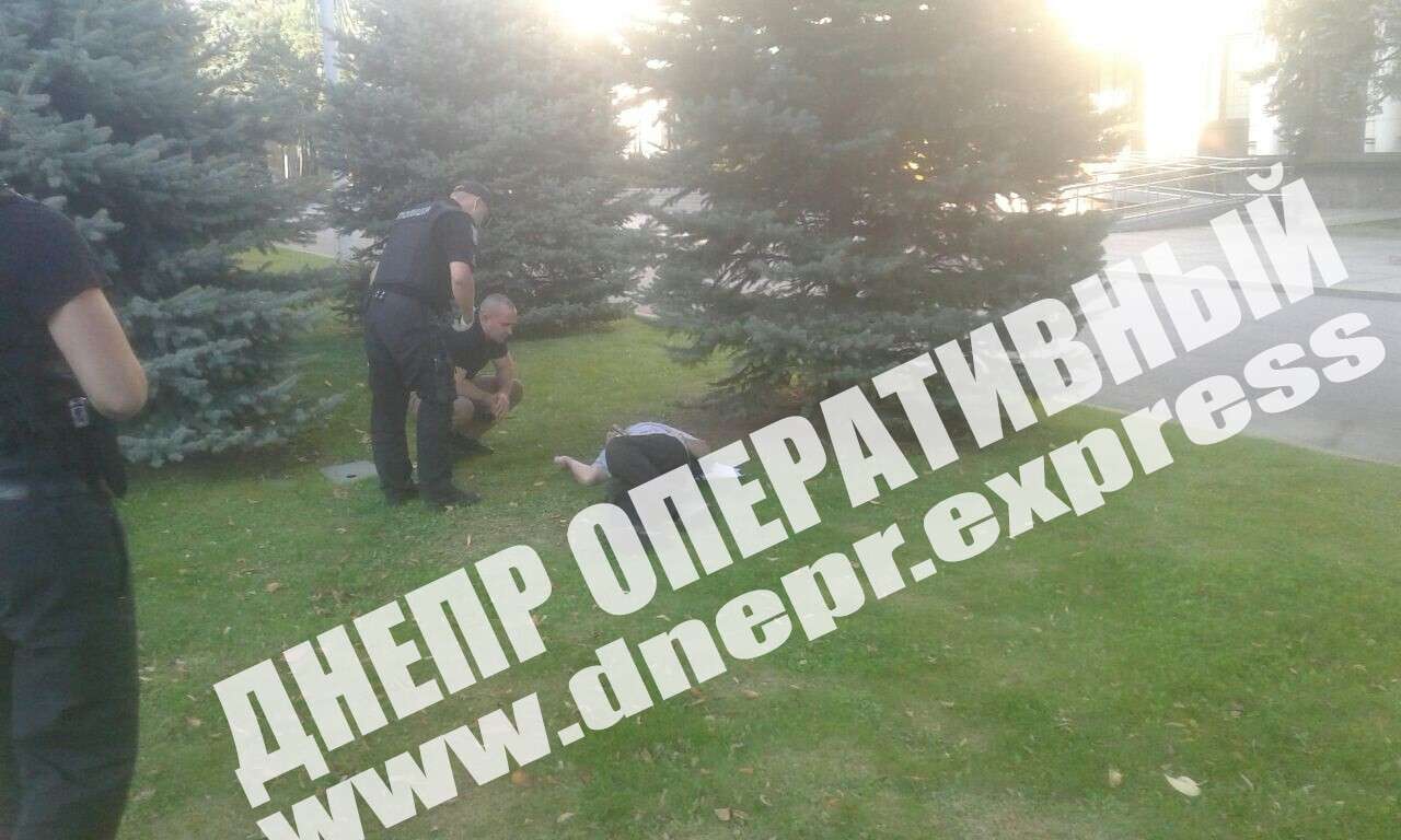 В Днепре возле ДнепрОГА мужчина пырнул себя ножом в живот и протестовал против Зеленского (Фото)