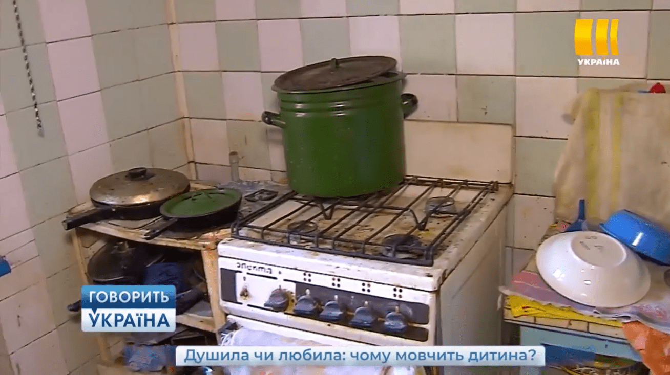 Била, орала и душила: под Днепром пьяная горе-мать издевалась над ребенком-инвалидом (Видео)