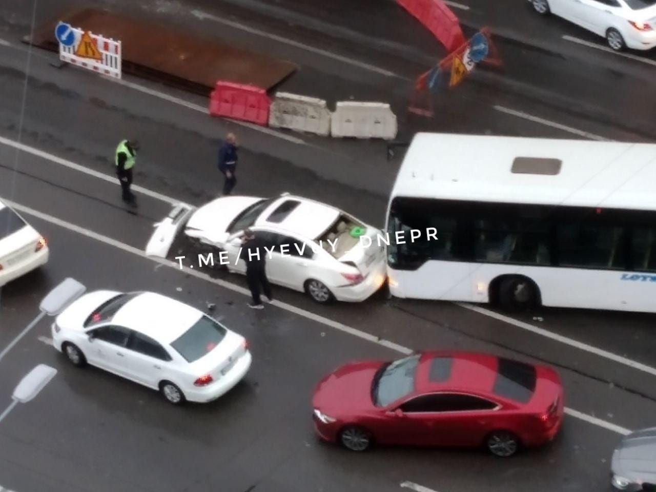 В Днепре крупное ДТП: перевернулся автомобиль, есть пострадавшие (Фото/Видео)