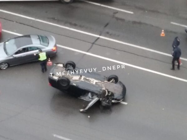 В Днепре крупное ДТП: перевернулся автомобиль, есть пострадавшие (Фото/Видео)