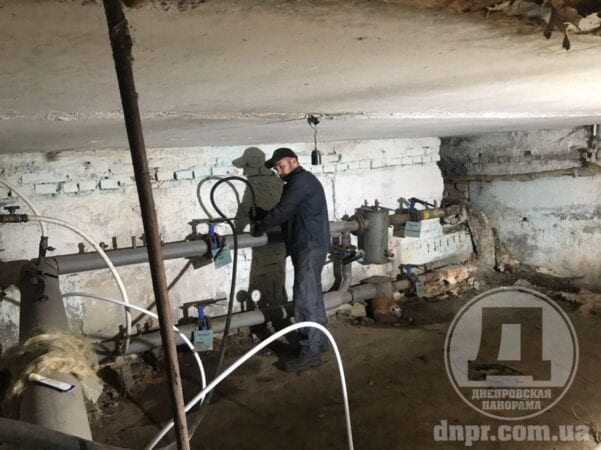 В Днепре на Гладкова коммунальщики подготавливают систему центрального отопления к холодам (Фото/Видео)