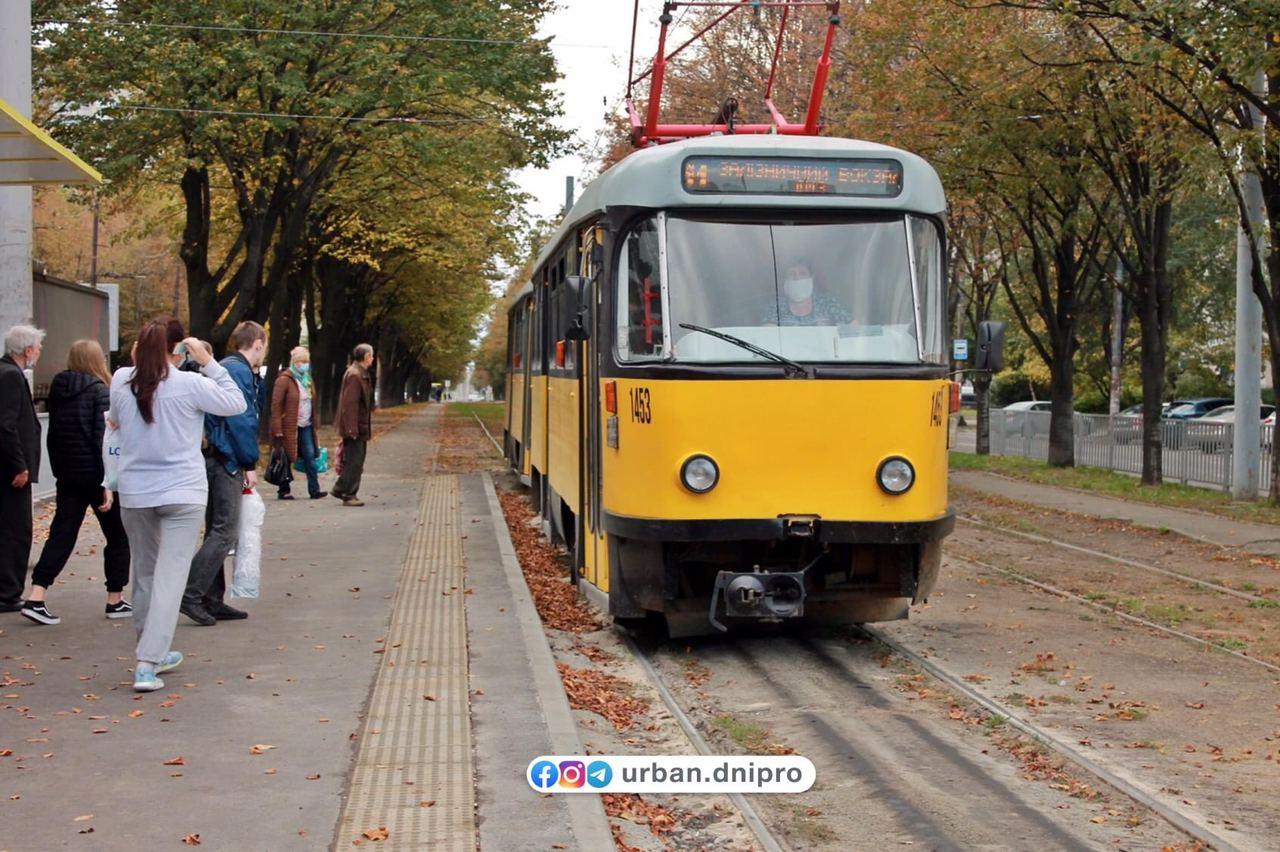 В Днепре на Рабочей появились совершенно новые трамвайные платформы (Фото)