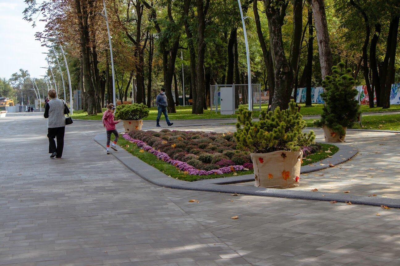 В парке им. Писаржевского в Днепре закончили капитальный ремонт центральной аллеи