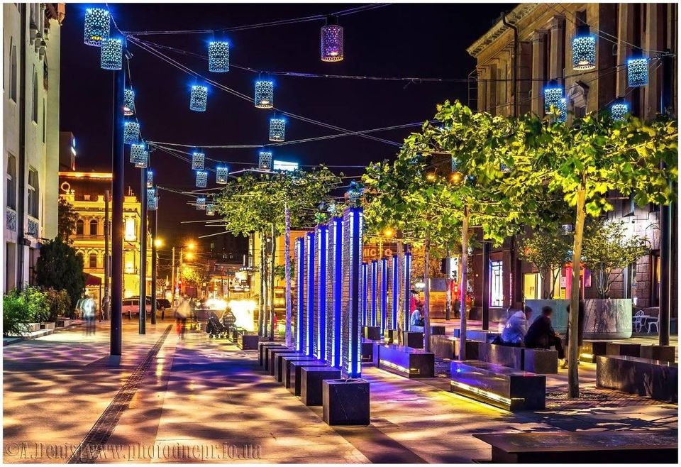 Световые фонари и новые грабы: как в Днепре выглядит улица Короленко ночью (Фото)