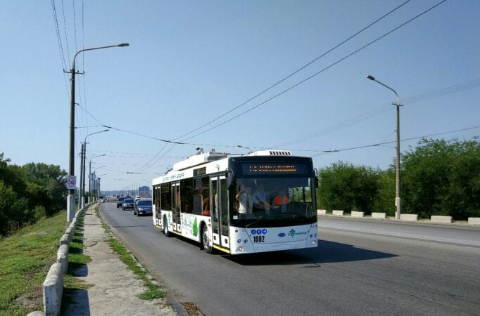 На популярный маршрут в Днепре добавят больше троллейбусов (График)