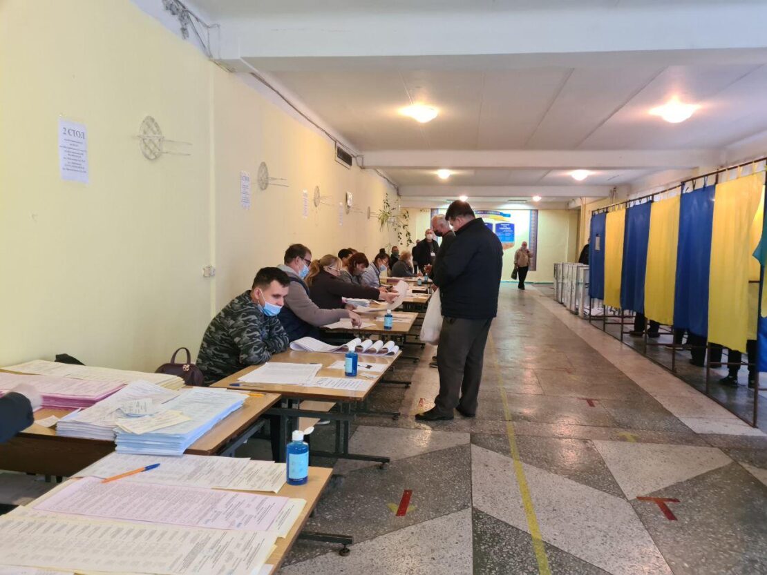 День выборов в Днепре: очереди на участках и много нарушений (Фото)