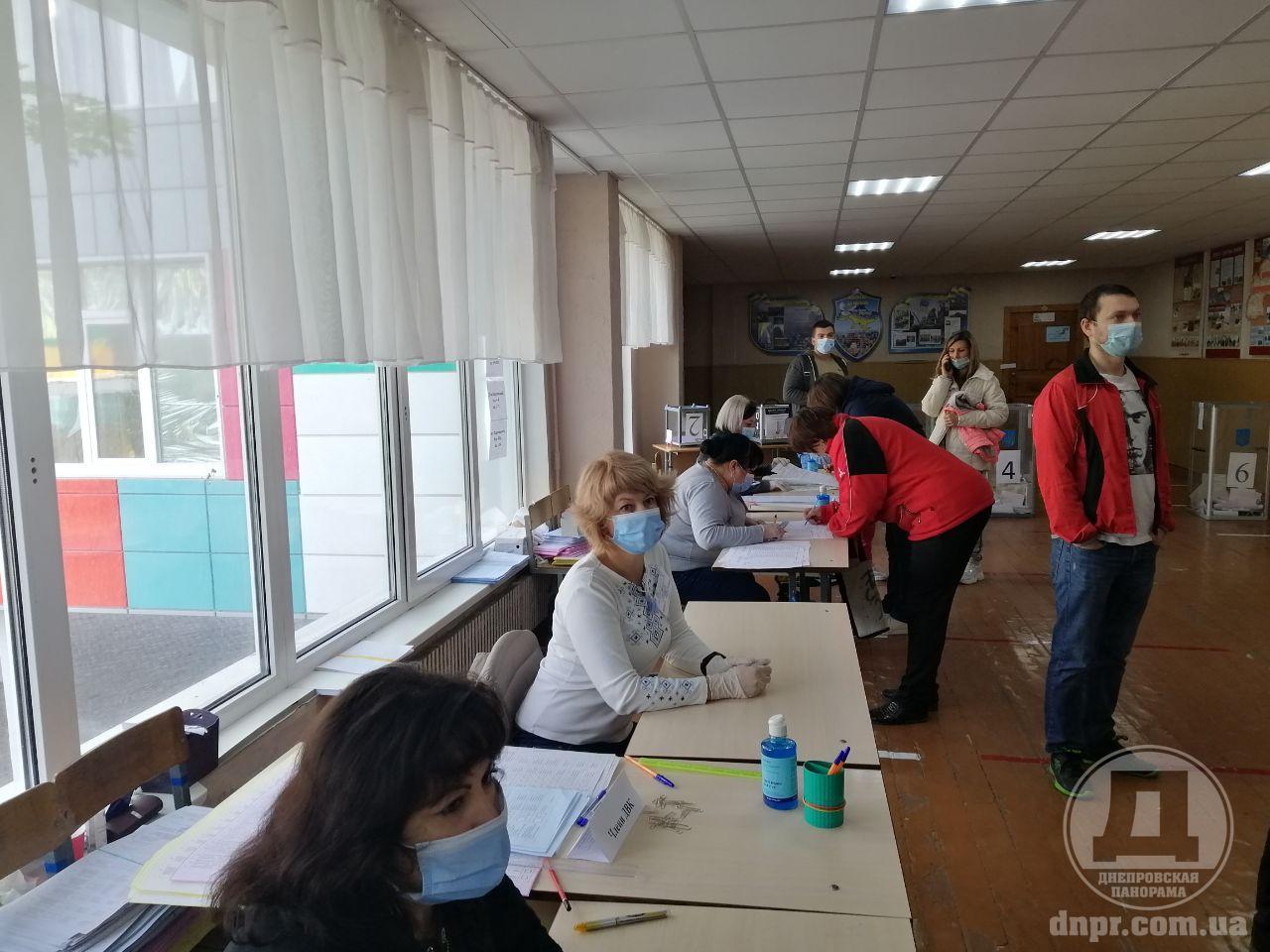 Выборы в Днепре: как проходит голосование на избирательных участках города (Фото/Видео)