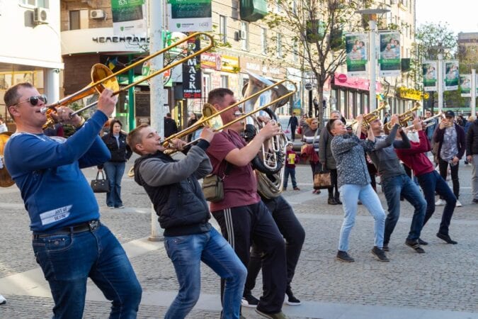 И снова аншлаг: в Днепре на Европейской площади "зажигал" уличный оркестр (Видео)