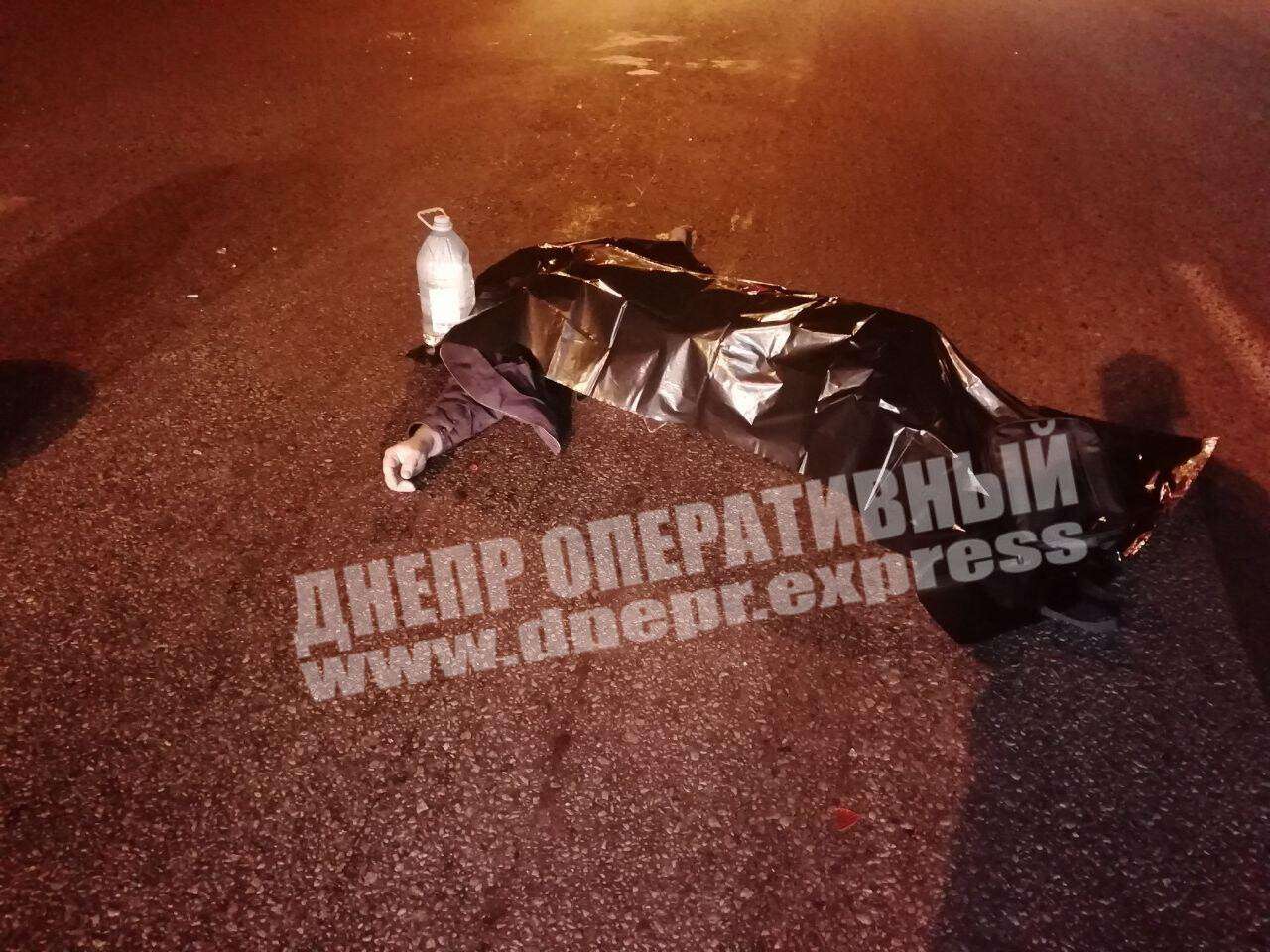 В Днепре на Донецком шоссе автомобиль насмерть сбил пешехода (Фото)