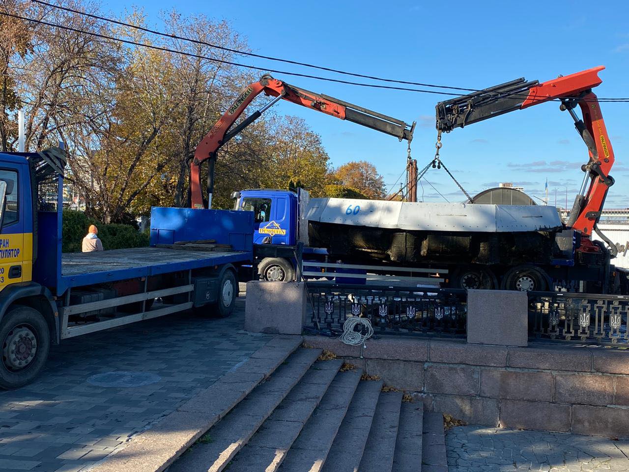 Лебедь уезжает "зимовать": в Днепре на набережной демонтировали плавучий фонтан (Фото)