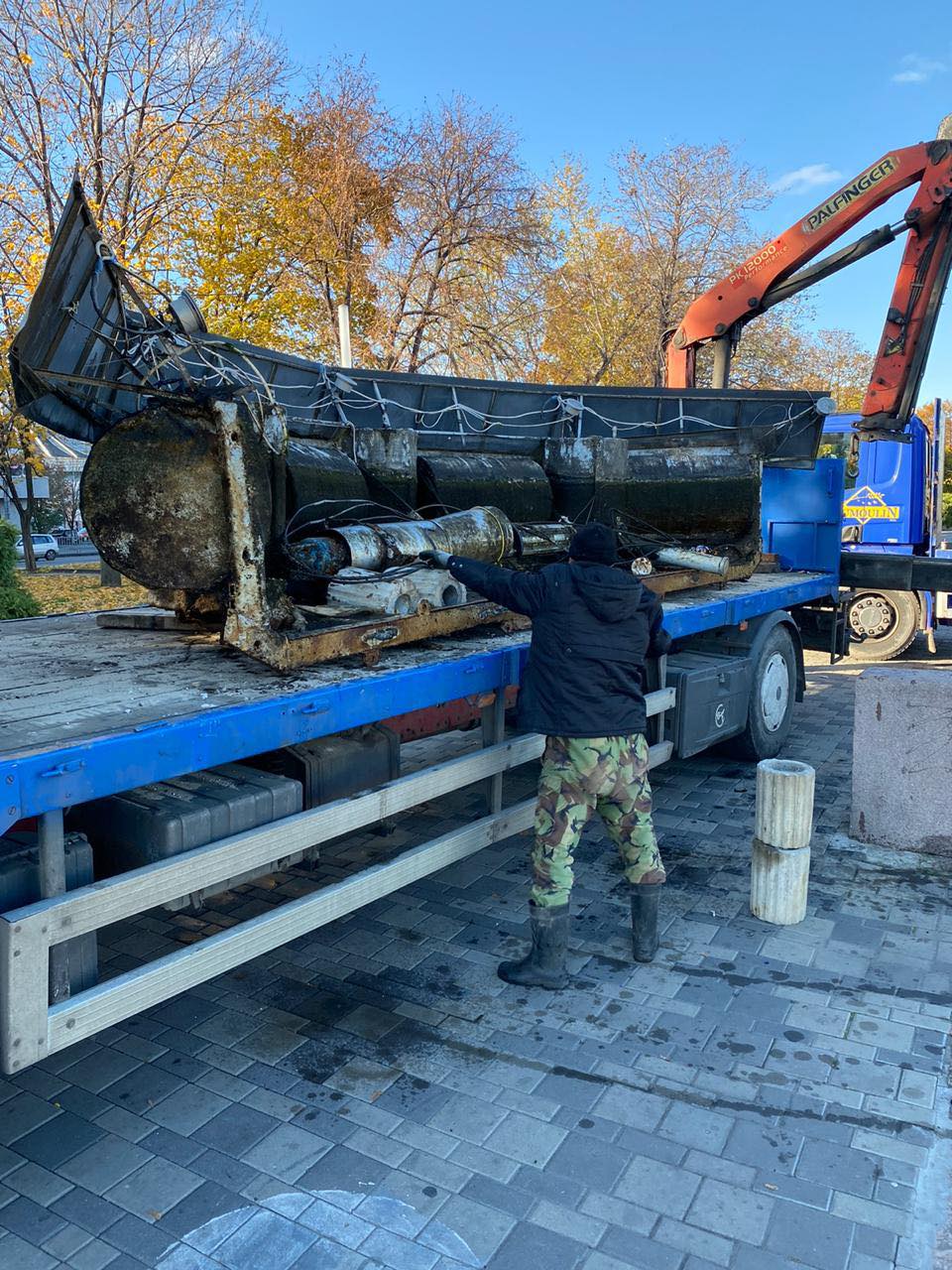 Лебедь уезжает "зимовать": в Днепре на набережной демонтировали плавучий фонтан (Фото)