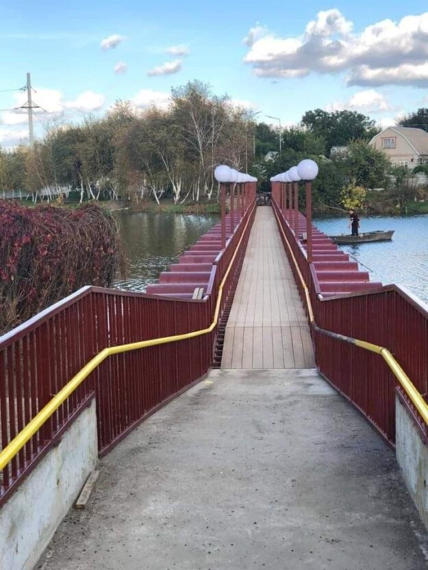 В Днепре на Игрене новый понтонный мост стал достопримечательностью массива (Фото)