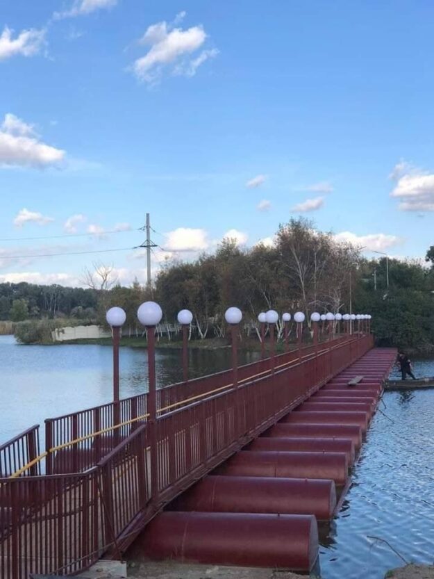 В Днепре на Игрене новый понтонный мост стал достопримечательностью массива (Фото)