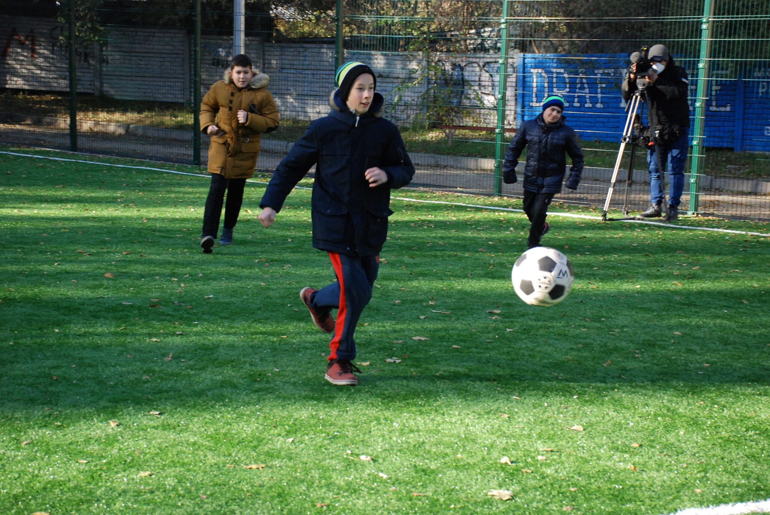 В школах Днепра становится все больше новых современных футбольных мини площадок