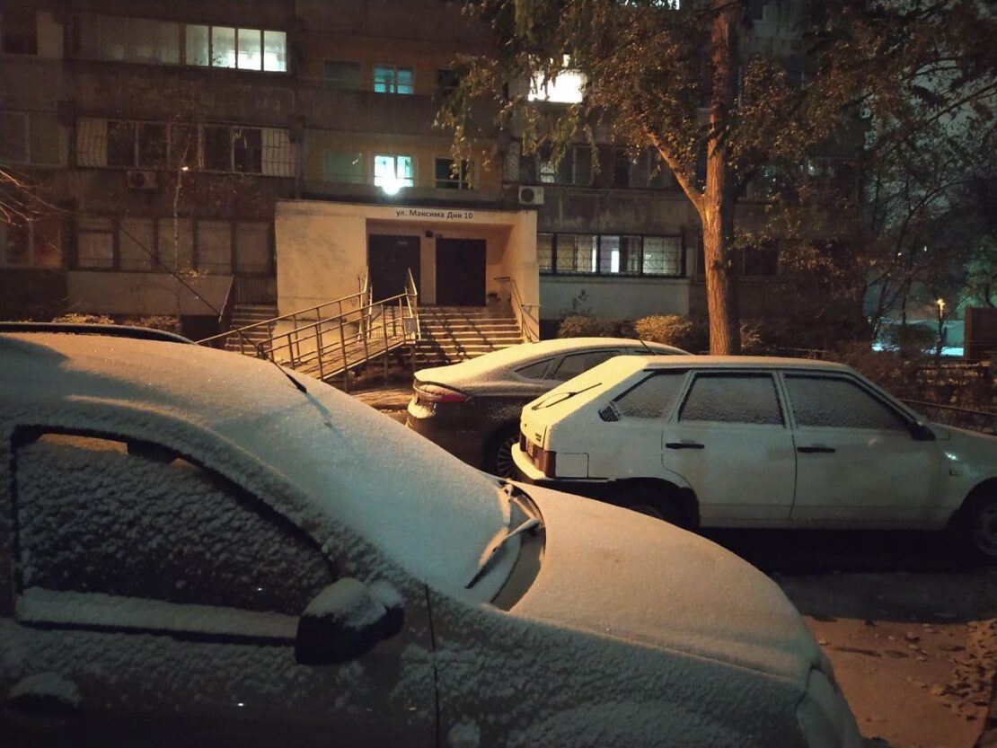В Днепре вечером пошел снег, который достаточно быстро укрыл землю белым покрывалом. На улице сейчас настоящая зимняя сказка