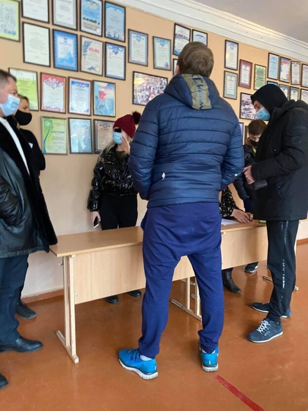 В Днепре на Парусе две пойманные на горячем "продавщицы" голосов вызвали "титушек" (Фото)