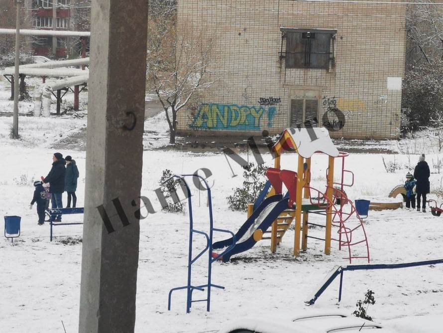 Играли в снежки и лепили снеговиков: как днепряне радовались первому снегу (Фото)