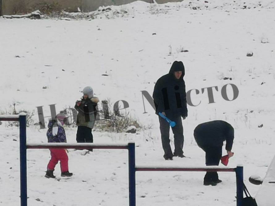 Играли в снежки и лепили снеговиков: как днепряне радовались первому снегу (Фото)