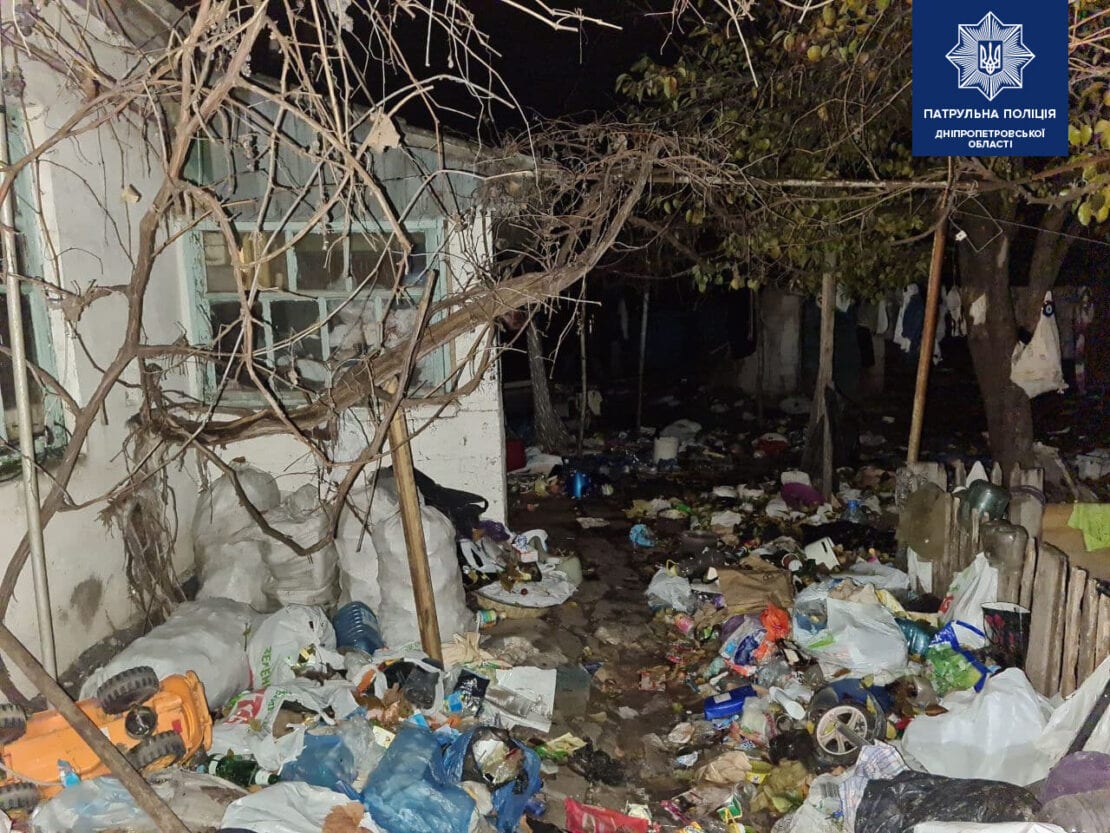 Семерых детей кормит объедками с мусорки: в Днепре женщина превратила дом в свалку (Фото, видео)