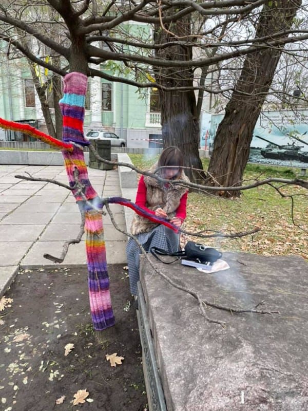 Приоделись: в Днепре возле музея на деревьях появились теплые свитера (Фото)