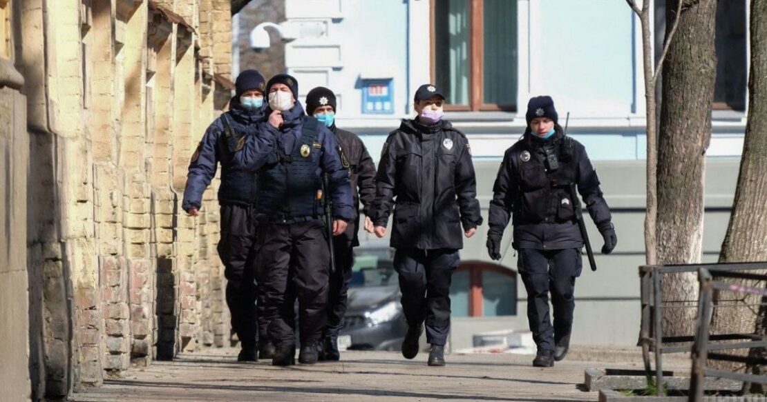 В Днепре полиция ходит по домам больных коронавирусом (Фото)
