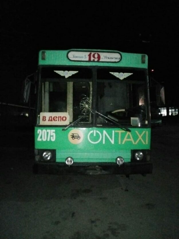 В Днепре группа подростков разгромила 4 троллейбуса (Фото)