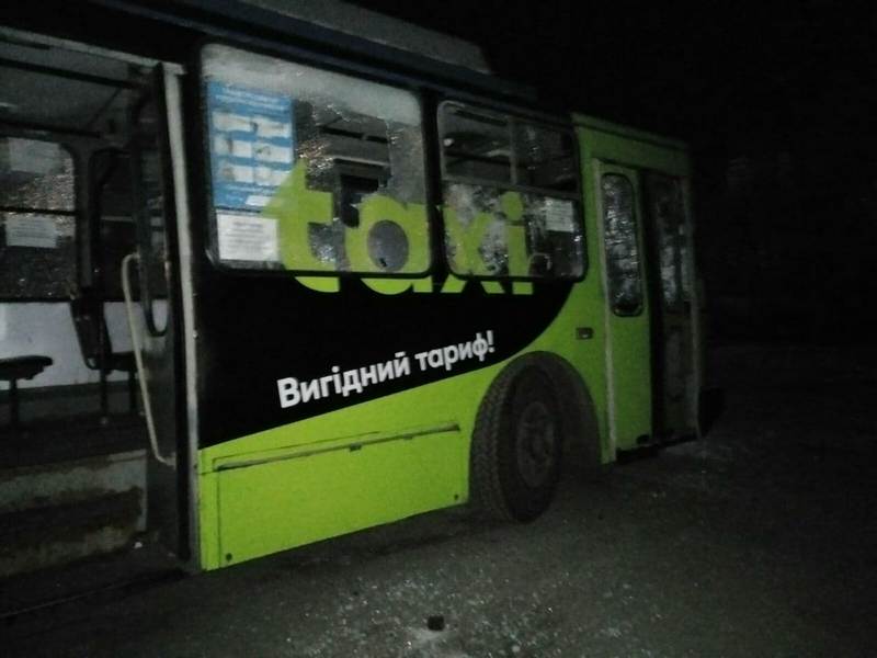 В Днепре группа подростков разгромила 4 троллейбуса (Фото)