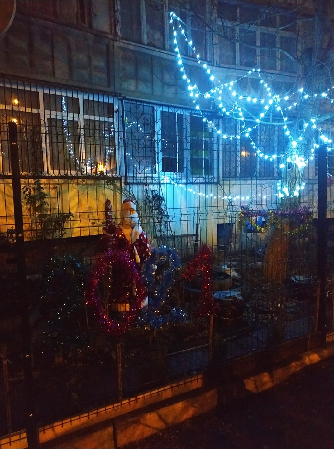 Дед Мороз по соседству: в Днепре на Парусе горожанам дарят праздничное настроение (Фото)
