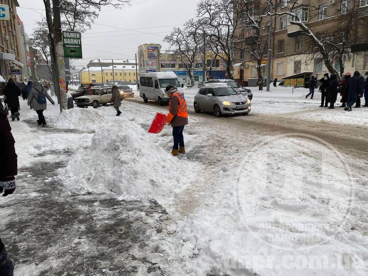Сильный снегопад в Днепре: как город спасается от непогоды (Фото)