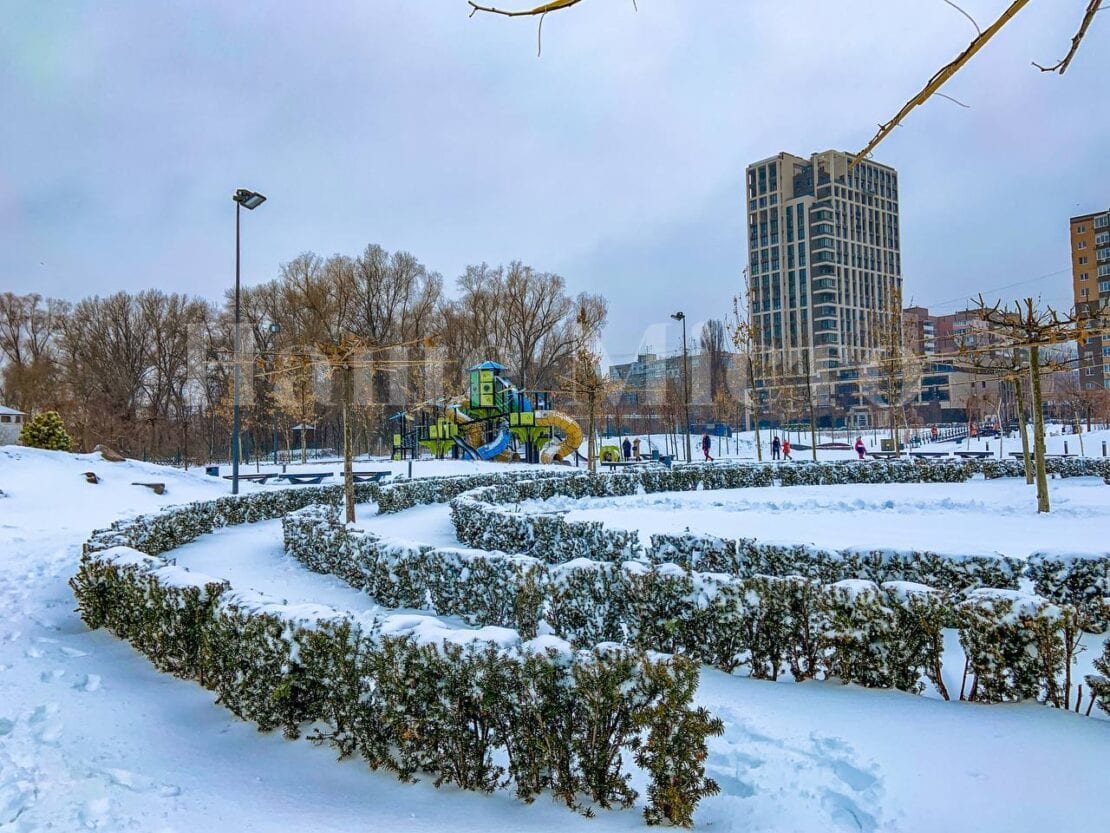 В Днепре в сквере Прибрежный устроили выставку снеговиков (Фоторепортаж)