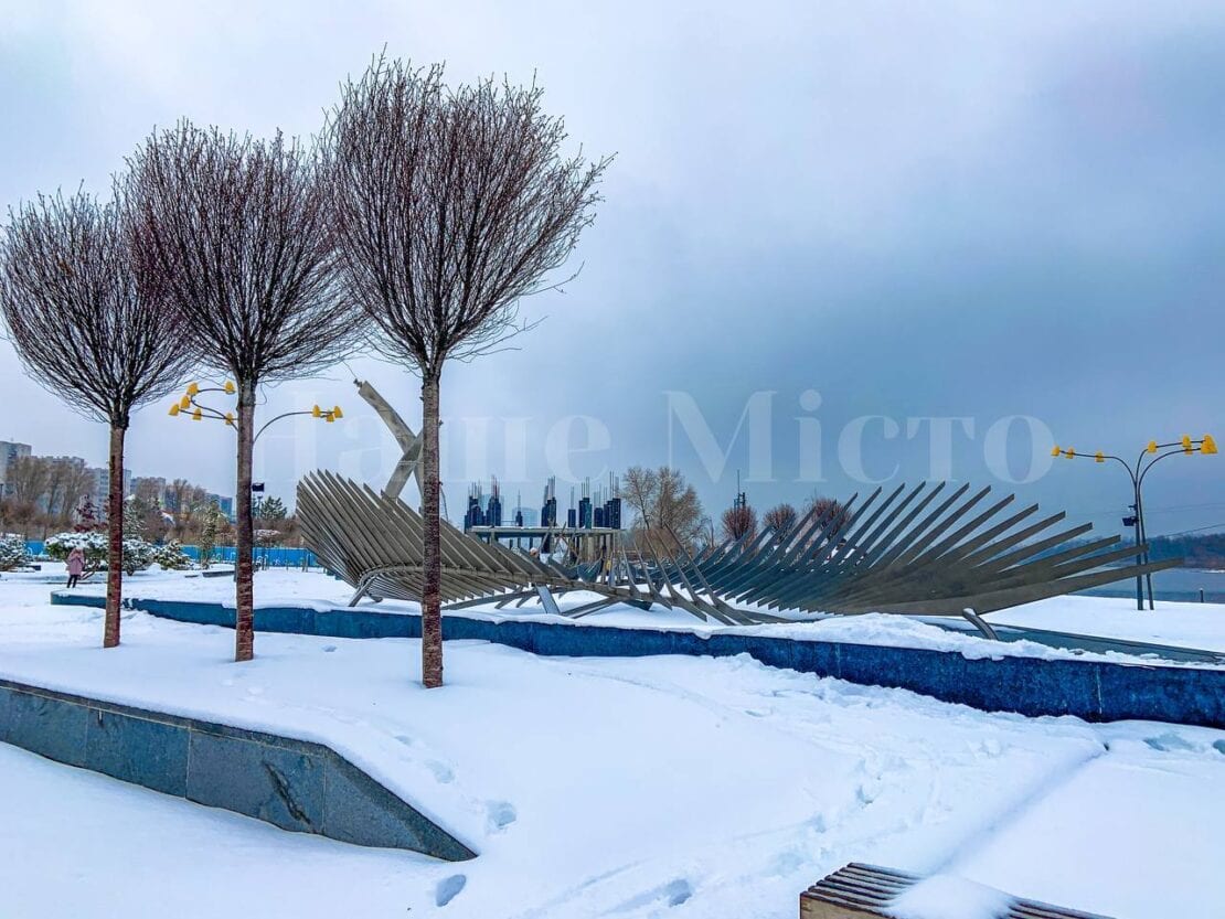 В Днепре в сквере Прибрежный устроили выставку снеговиков (Фоторепортаж)