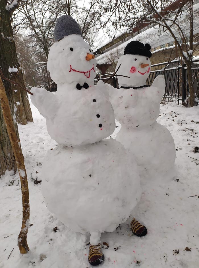 "Такой долгожданный снег": в Днепре появилась влюбленная пара снеговиков (Фото)