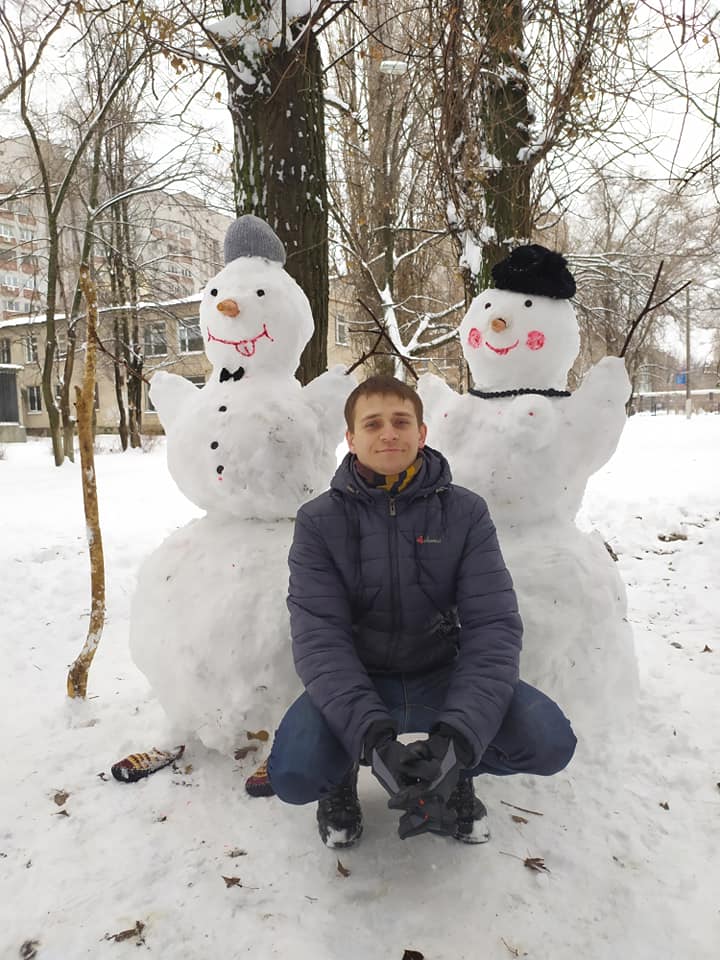 "Такой долгожданный снег": в Днепре появилась влюбленная пара снеговиков (Фото)