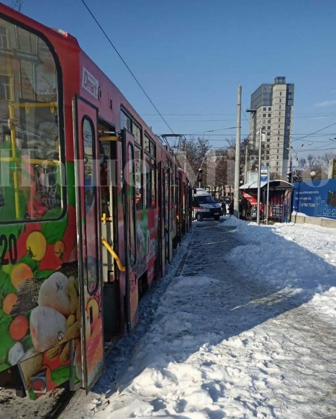 В 1-м трамвае умер пассажир (Фото) – новости Днепра