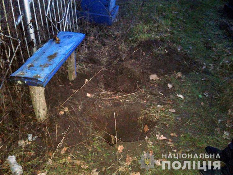 Под Днепром вандалы изуродовали кладбище | Новости Днепра
