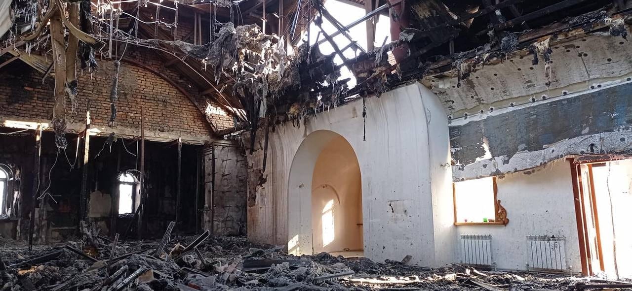 Остался только пепел: в сети появились снимки сгоревшей святыни в Новоалександровке (Фото)