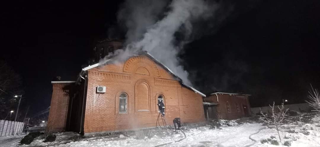 Остался только пепел: в сети появились снимки сгоревшей святыни в Новоалександровке (Фото)