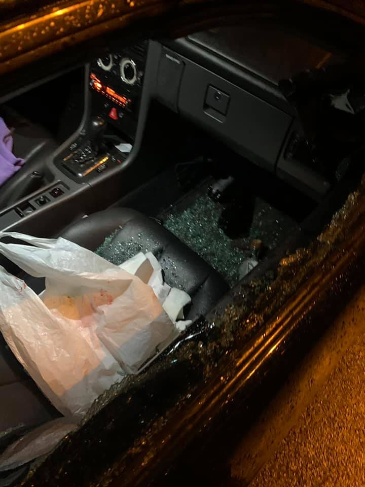 Украли все и даже зеркало: в Днепре неизвестные разбили стекло и обворовали машину (Фото)
