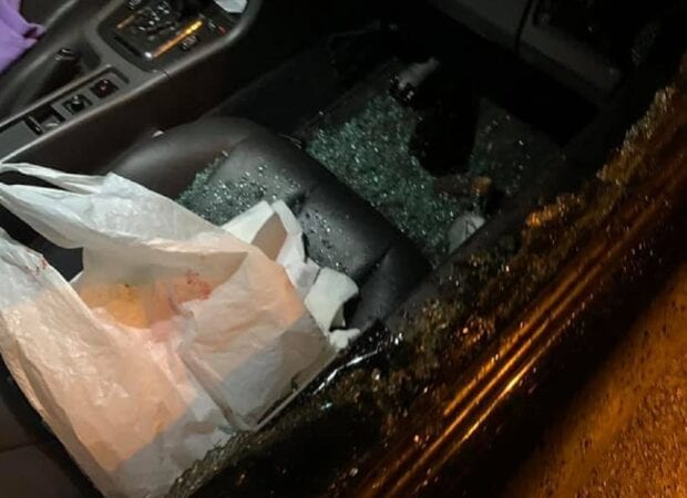 Украли все и даже зеркало: в Днепре неизвестные разбили стекло и обворовали машину (Фото)