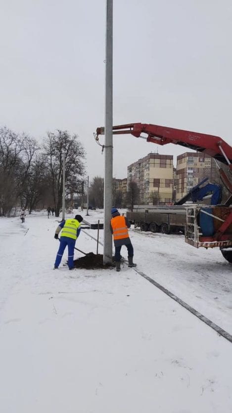 На Березинской начали монтировать уличное освещение – новости Днепра