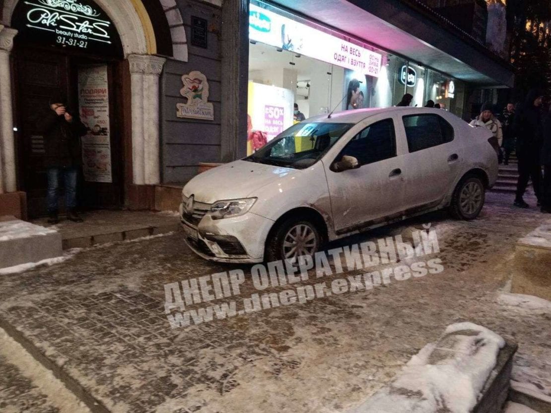 Автомобиль сбил трех пешеходов (Фото) – новости Днепра