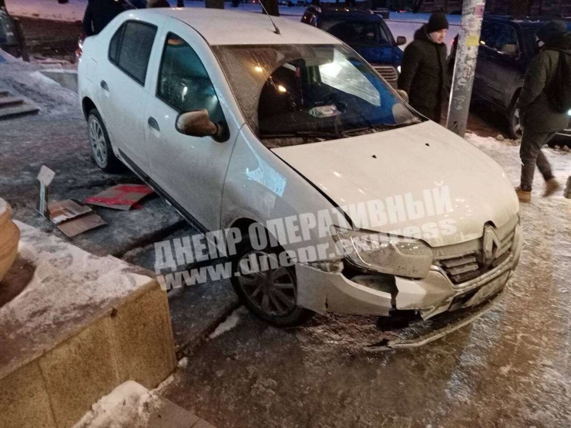 Автомобиль сбил трех пешеходов (Фото) – новости Днепра