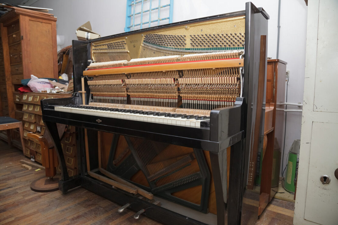 Мужчина реставрирует фортепиано Гитлера – новости Днепра