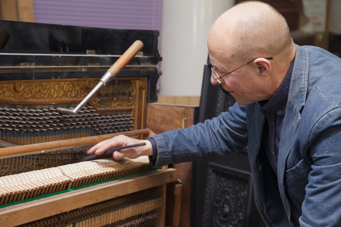 Мужчина реставрирует фортепиано Гитлера и Муссолини – новости Днепра