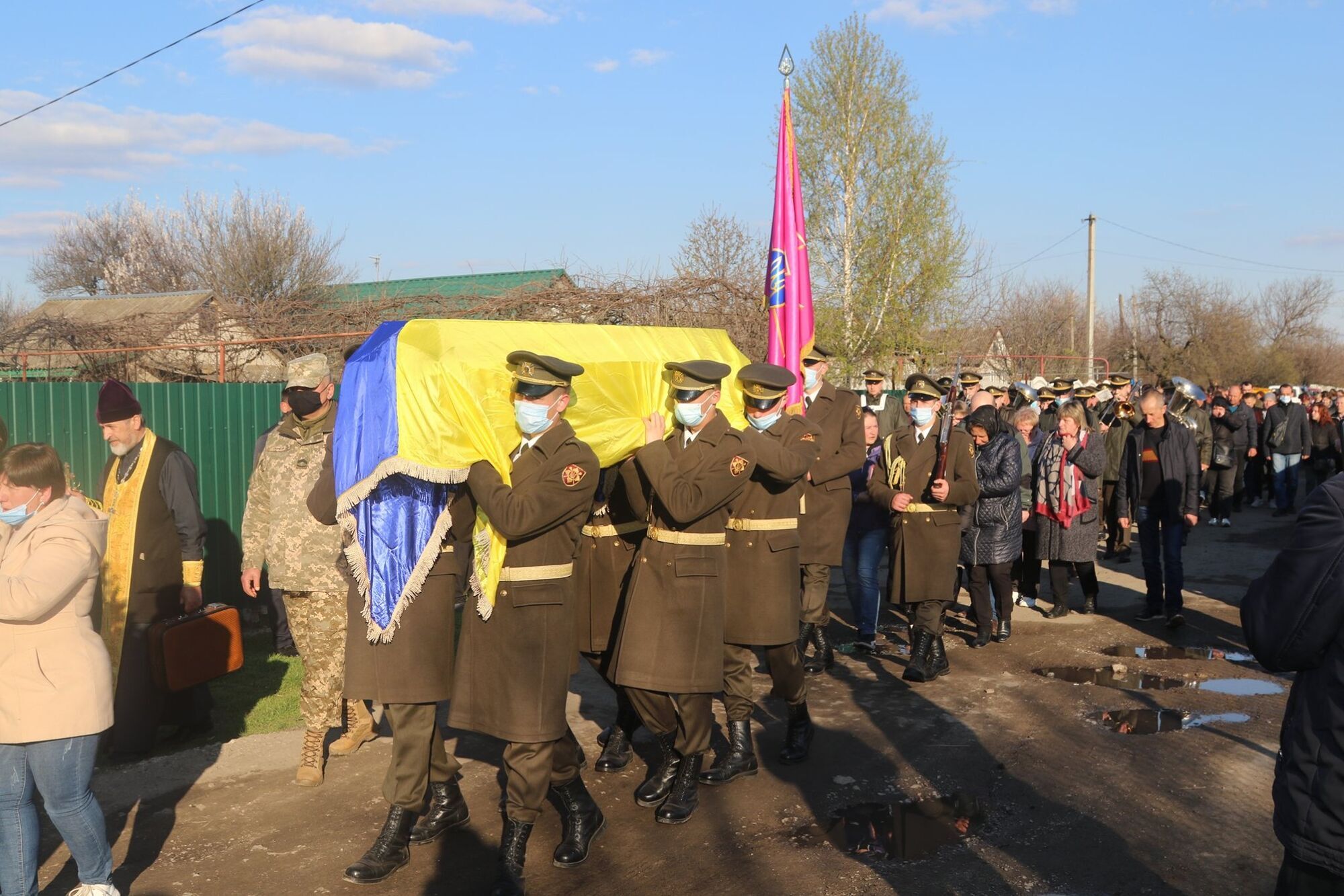 Гроб был покрыт флагом Украины