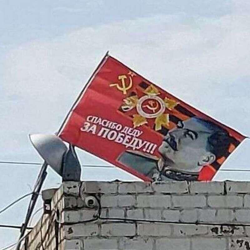 На крыше в Днепре вывесили флаг со Сталиным.