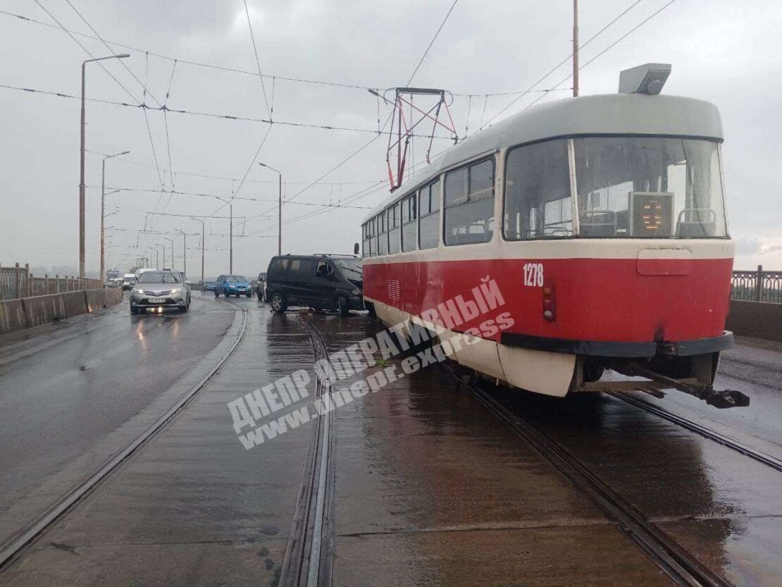 Столкнулись автомобиль и трамвай 24.05.21 (Видео) – новости Днепра